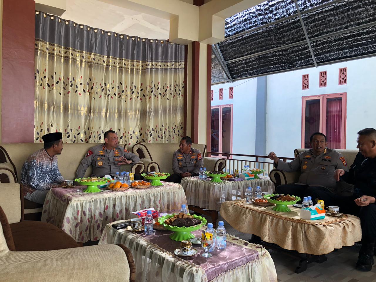 Kapolda Sulbar Silaturahmi dengan Tokoh Masyarakat Salugatta di Tengah Kunjungan Kerja ke Mateng