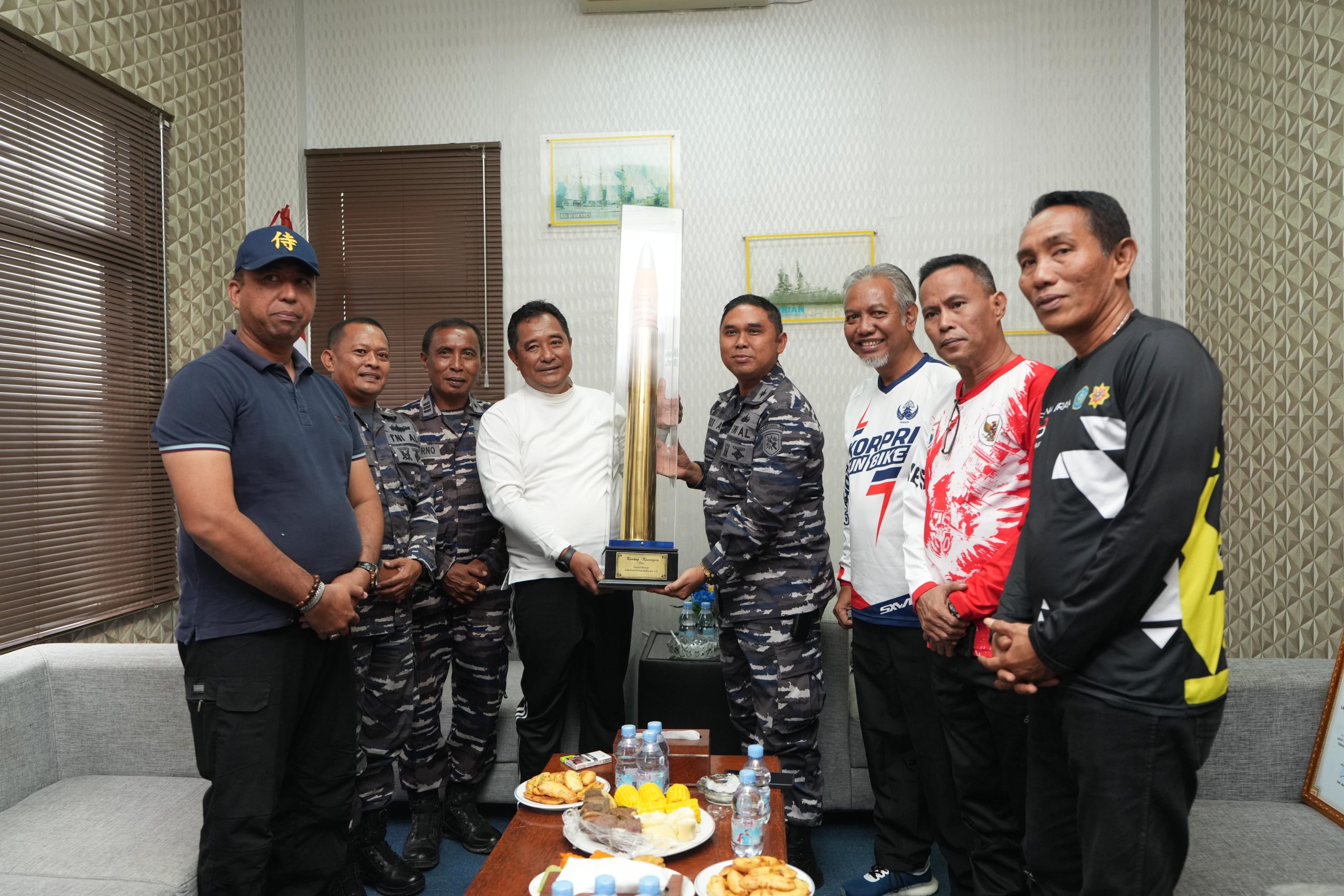 Silaturahmi ke Lanal Mamuju, Pj Gubernur Bahtiar Beri Penghargaan