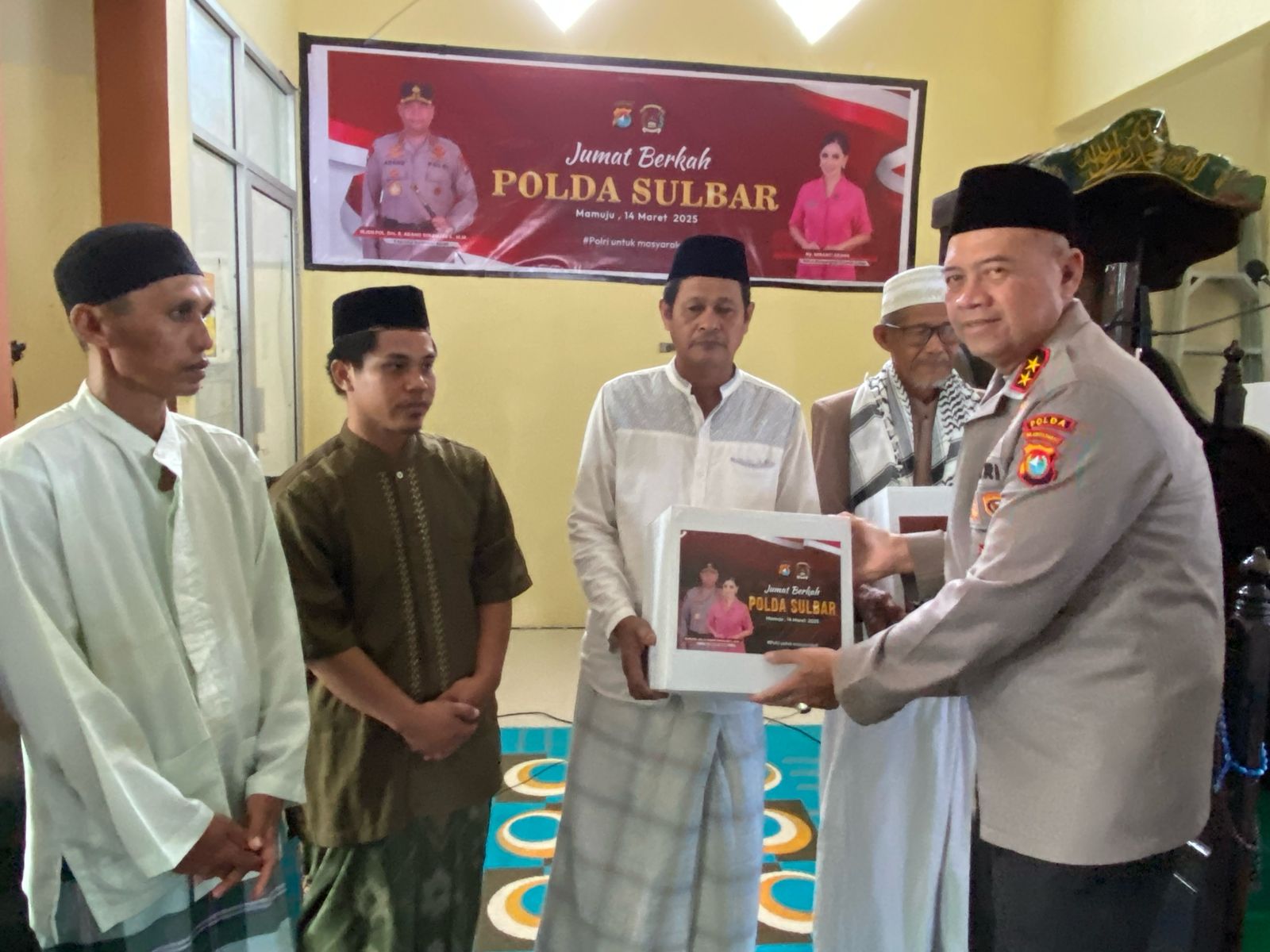 Safari Jumat Ramadhan, Kapolda Sulbar Berbagi Sembako dengan Jamaah Masjid Nurul Hikmah Simboro