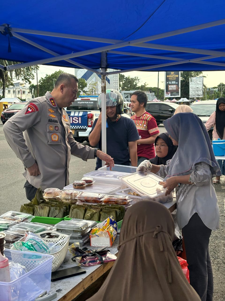 Beli Takjil Pedagang, Kapolda Sulbar Sebut Kita Dukung UMKM