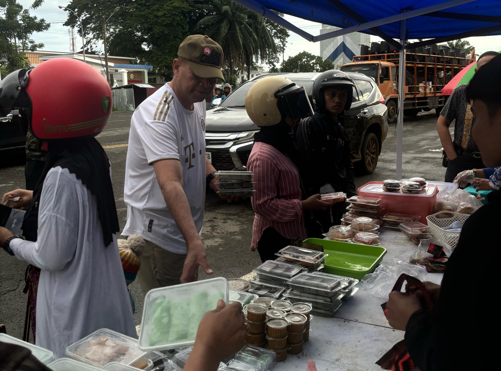 Kapolda Sulbar Didampingi PJU Beli Takjil Pedagang Kaki Lima, Bentuk Dukungan untuk Pelaku UMKM