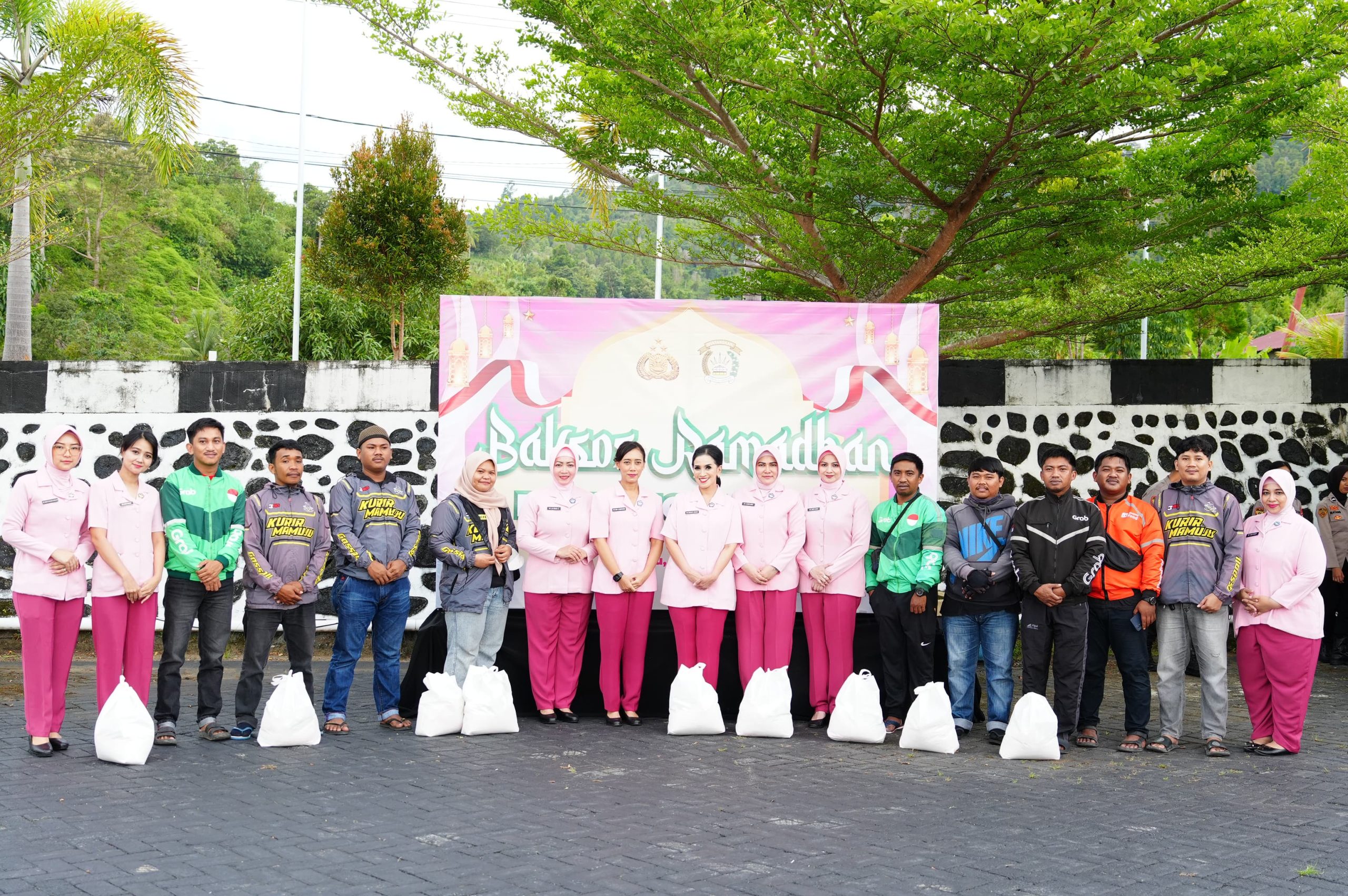 Bhayangkari Polda Sulbar: Berbagi Kebaikan di Bulan Ramadan untuk Pahlawan Jalanan