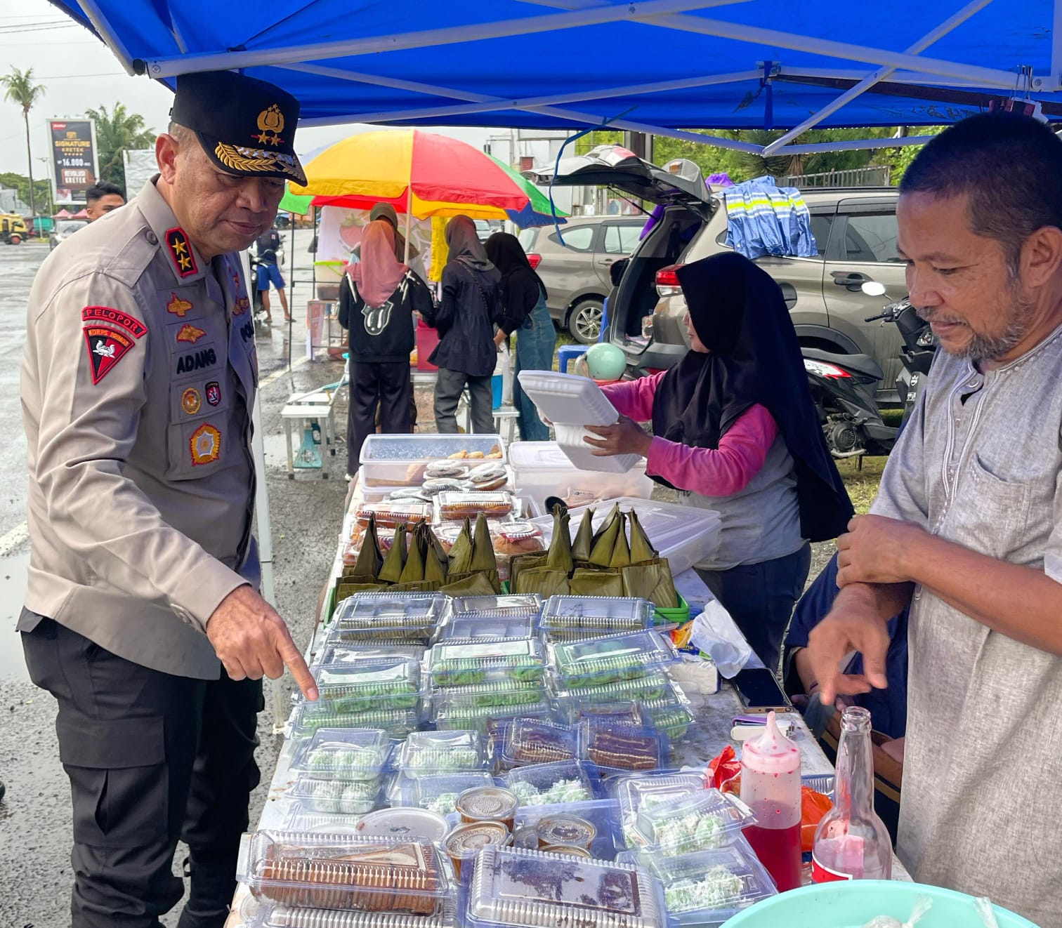 Kapolda Sulbar Beli Takjil Jelang Buka Puasa