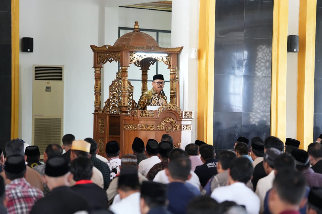 Shalat Jumat di Masjid Baitul Anwar, Gubernur Sulbar Ajak Masyarakat Doakan Kepemimpinan Daerah
