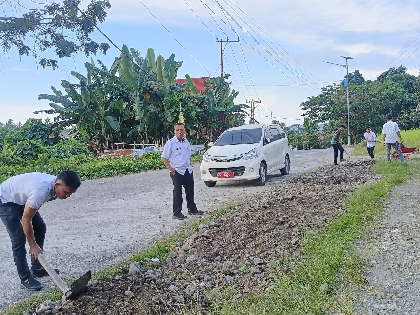 Sambut HUT ke-80 RI, Diskominfo Sulbar Bersih-Bersih Lingkungan Kantor