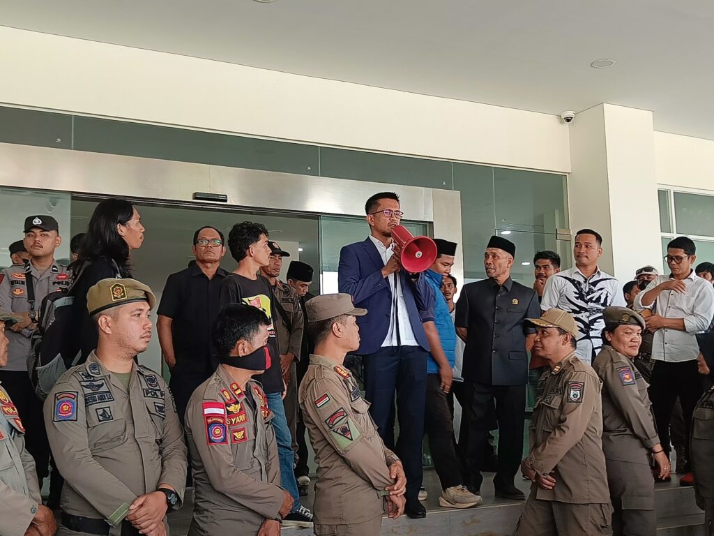 Puluhan Masyarakat dan Mahasiswa Demo di DPRD Sulbar, Wakil Ketua DPRD Sulbar Respons Massa Aksi