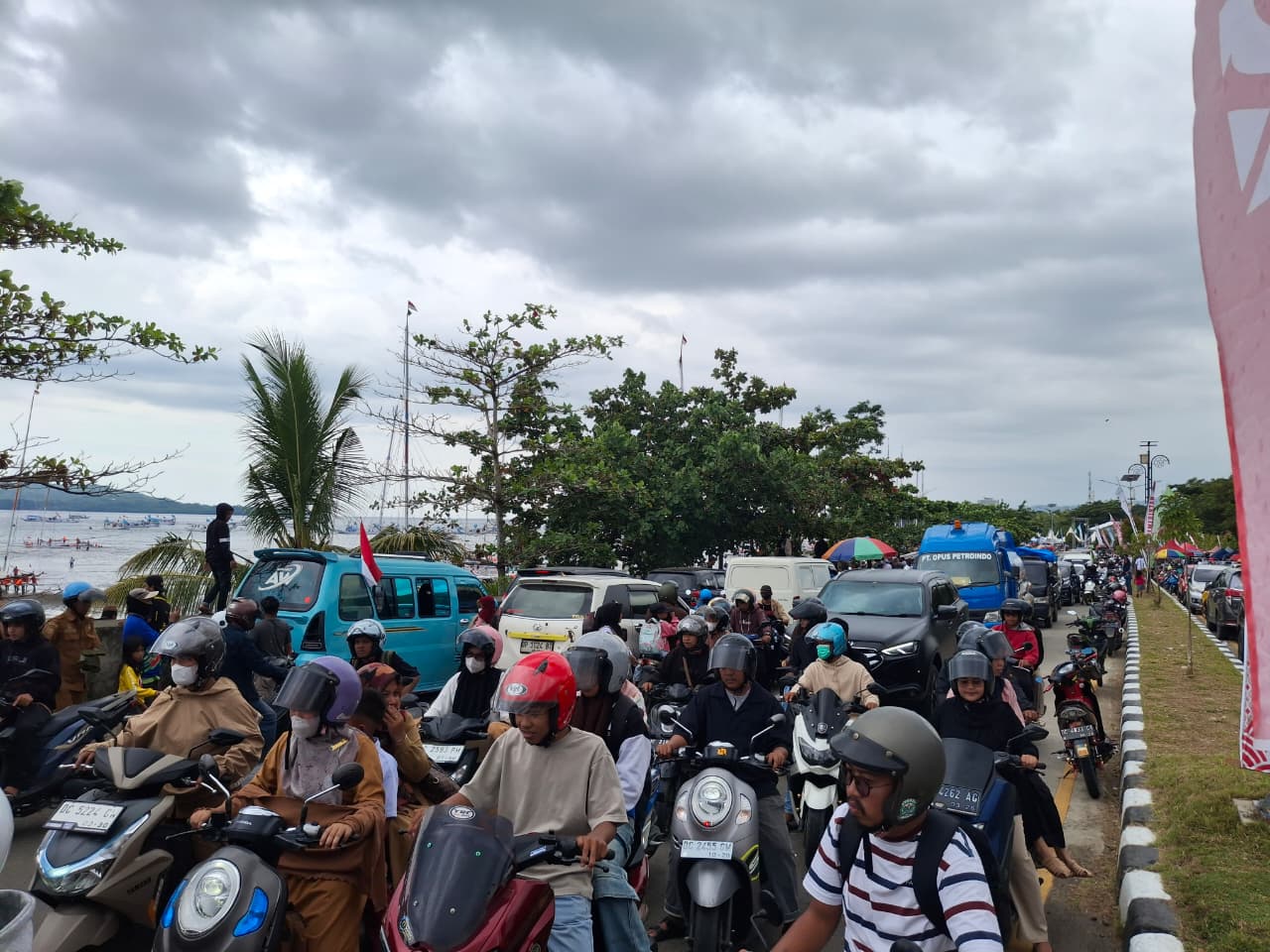 Puluhan Ribu Pasang Mata Menyaksikan Perahu Sandeq Merapat di Pantai Manakarra