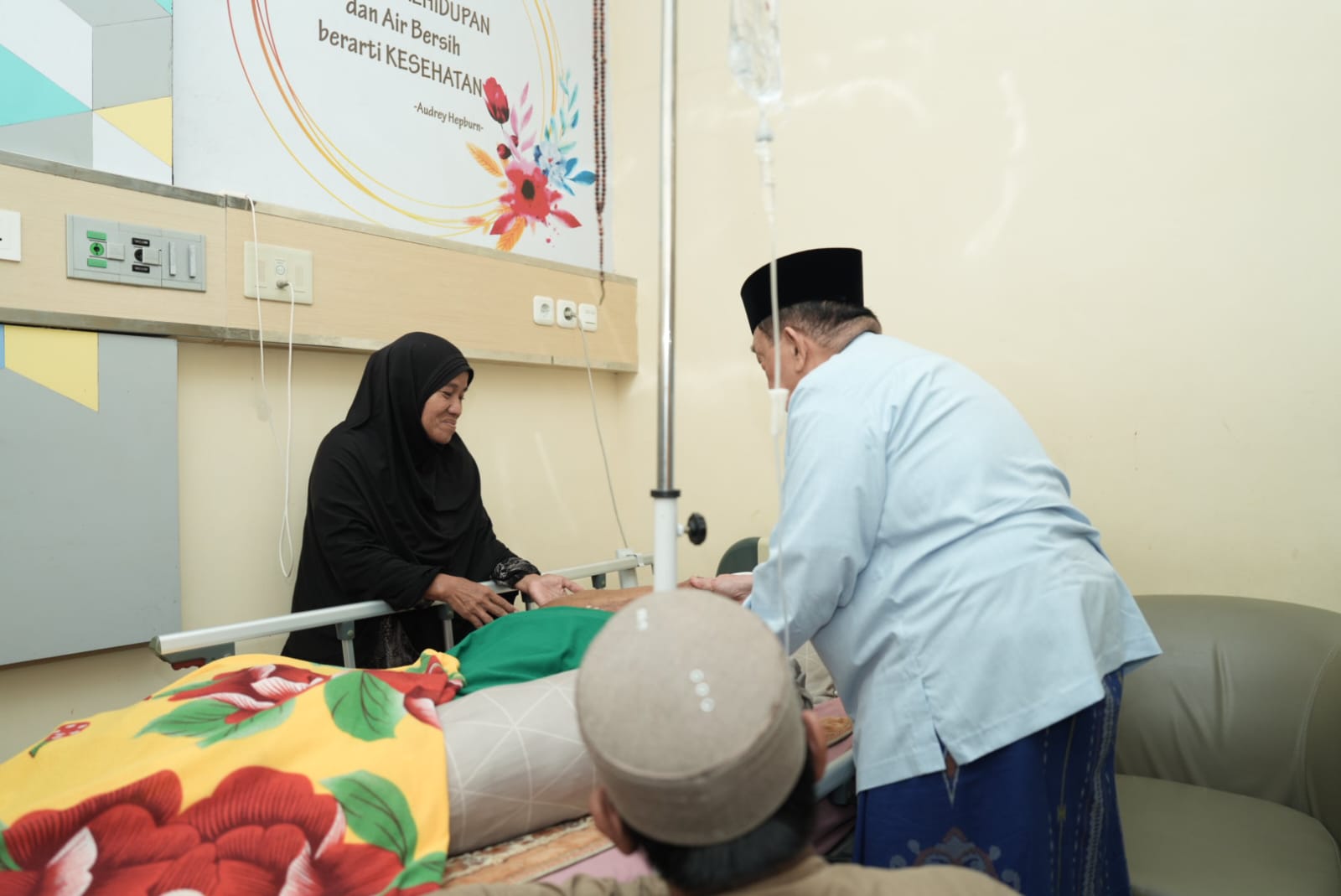 Wagub Sulbar Jenguk Tokoh Masyarakat yang Dirawat di Rumah Sakit