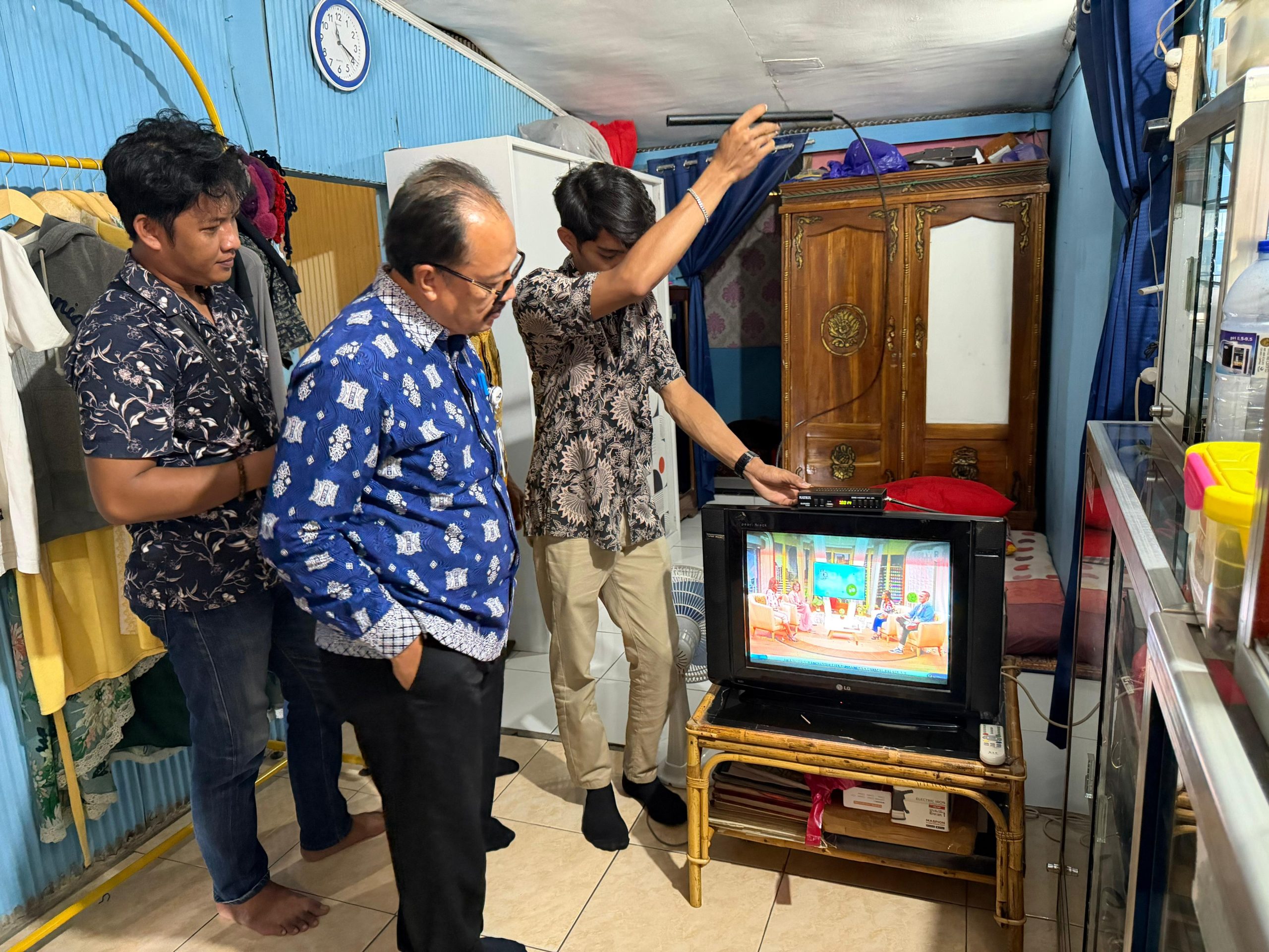 Dukung Digitalisasi Penyiaran, TVRI Sulawesi Barat Bagikan Antena UHF Gratis kepada Warga