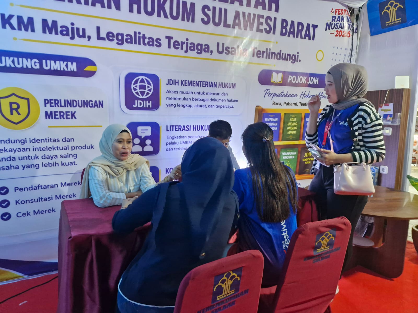 Stan AHU Kanwil Kemenkum Sulbar Ramai Dikunjungi Warga di Festival Manakarra