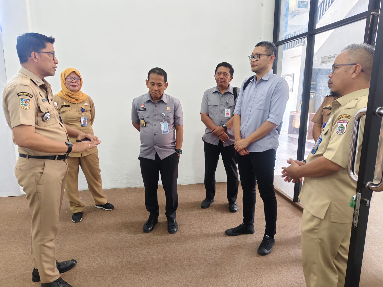 Tim Direktorat Tata Negara Ditjen AHU Kemenkum Sulbar menggelar diskusi teknis bersama Kesbangpol Sulawesi Barat terkait alur penerbitan dokumen administrasi partai politik.